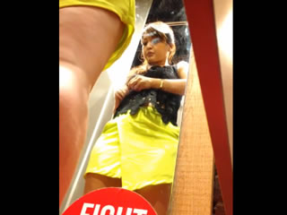 東南亞嫩妹在更衣室試衣被偷拍