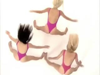 穿著丁字褲的健身女孩做深蹲